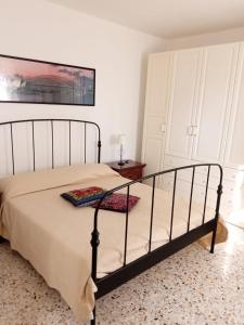 アルベロベッロにあるMasseria Corte Masseriolaのベッドルーム1室(金属製のベッドフレーム付)
