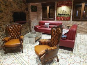 uma sala de estar com sofás e cadeiras e um sofá em Casa Honorio em Santa Marina del Sil