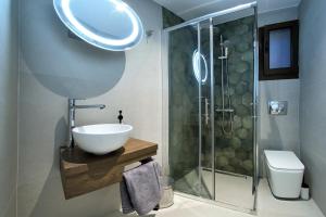 een badkamer met een wastafel en een douche bij Villas Meraki in Parga