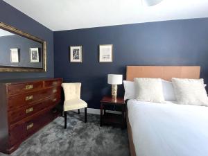 Ένα ή περισσότερα κρεβάτια σε δωμάτιο στο Home Crowd Luxury Apartments - Grangefield House