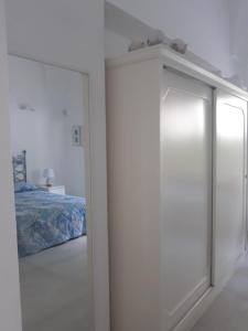 1 dormitorio con una puerta que conduce a una cama en betty house, en Campomarino