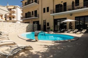 Bazén v ubytování B&B Villa Bisceglia nebo v jeho okolí