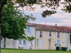 une maison au milieu d'un champ dans l'établissement Charmant Studio meublé, à Montignac-Charente