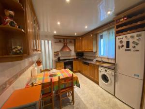 Kuchyň nebo kuchyňský kout v ubytování Casa acogedora familiar en la montaña