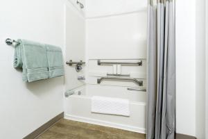y baño con toallero eléctrico y ducha. en Intown Suites Extended Stay West Palm Beach FL - Military Trail Rd en West Palm Beach