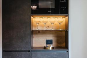 A kitchen or kitchenette at Ludwig‘s Mountain Lodges