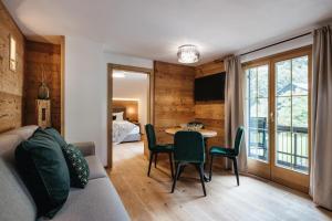A bed or beds in a room at Ludwig‘s Mountain Lodges