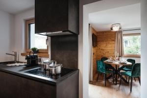 A kitchen or kitchenette at Ludwig‘s Mountain Lodges