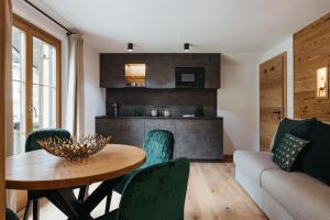 A kitchen or kitchenette at Ludwig‘s Mountain Lodges
