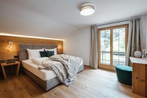 A bed or beds in a room at Ludwig‘s Mountain Lodges