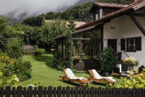 A garden outside Ludwig‘s Mountain Lodges