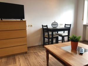 a living room with a table and a tv at Ferienwohnung im Donautal in Altheim