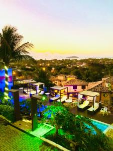 una vista aérea de un complejo con piscina y edificios en Geribá Gardens, en Búzios