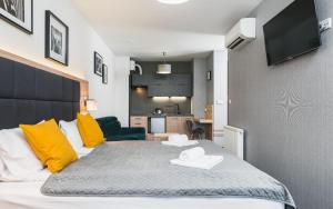 Łóżko lub łóżka w pokoju w obiekcie Aron Residence - by Upstairs
