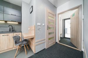Kuchnia lub aneks kuchenny w obiekcie Aron Residence - by Upstairs