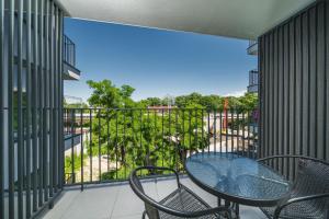 Balkon lub taras w obiekcie Aron Residence - by Upstairs