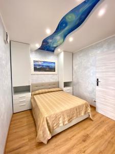 1 dormitorio con 1 cama con techo azul en Tropea Solemare en Tropea