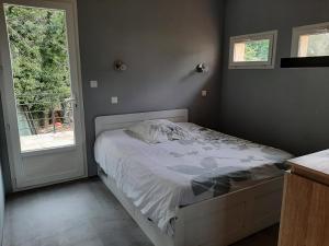 um quarto com uma cama e uma janela em Le Paradis de Clarisse em Trets