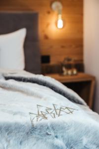 A bed or beds in a room at Ludwig‘s Mountain Lodges