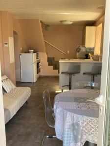 une petite chambre avec une table, une cuisine et des escaliers dans l'établissement DUPLEX 4 PERSONNES Clim Wifi Parking, à Partinello