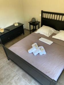 - une chambre avec un lit et 2 serviettes dans l'établissement DUPLEX 4 PERSONNES Clim Wifi Parking, à Partinello