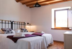 Casa Rural Pozo Roñañuela tesisinde bir odada yatak veya yataklar