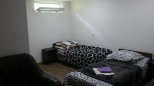 een woonkamer met een bank en een stoel bij lizi-ko in Borjomi