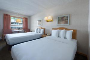 Postel nebo postele na pokoji v ubytování Americas Best Value Inn & Suites Lake George