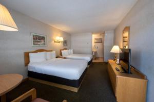 Postel nebo postele na pokoji v ubytování Americas Best Value Inn & Suites Lake George