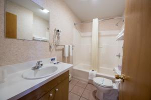 Koupelna v ubytování Americas Best Value Inn & Suites Lake George + 37 fotografií