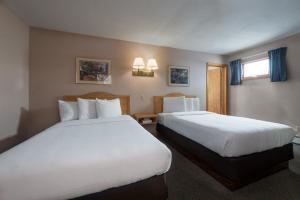 Postel nebo postele na pokoji v ubytování Americas Best Value Inn & Suites Lake George