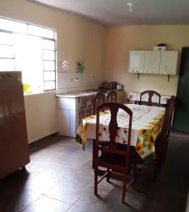 a kitchen with a table and two chairs and a window at Casa grande, bem espaçosa, em Itambe do Mato Dentro, Cabeça de Boi in Itambé do Mato Dentro