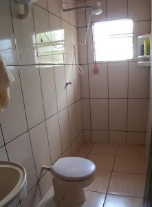 une petite salle de bain avec toilettes et fenêtre dans l'établissement Sítio, Casa grande, bem espaçosa, em Itambe do Mato Dentro, Cabeça de Boi, à Itambé do Mato Dentro 48 autres photos
