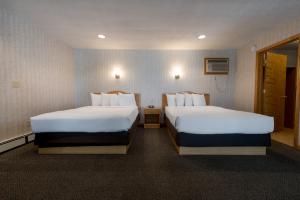 Postel nebo postele na pokoji v ubytování Americas Best Value Inn & Suites Lake George