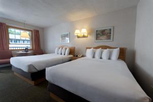 Postel nebo postele na pokoji v ubytování Americas Best Value Inn & Suites Lake George
