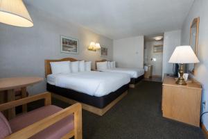 Postel nebo postele na pokoji v ubytování Americas Best Value Inn & Suites Lake George