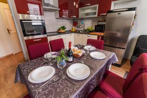 une cuisine avec une table et 2 assiettes. dans l'établissement Apartman Rene, à Crikvenica