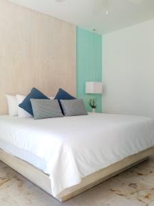 Cama o camas de una habitación en Anah Suites by Sunest
