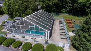 Bazén v ubytování Americas Best Value Inn & Suites Lake George nebo v jeho okolí