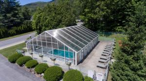Bazén v ubytování Americas Best Value Inn & Suites Lake George nebo v jeho okolí