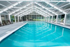 Bazén v ubytování Americas Best Value Inn & Suites Lake George nebo v jeho okolí