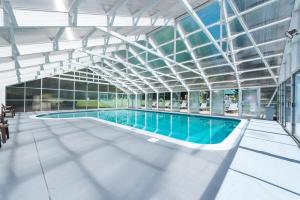 Bazén v ubytování Americas Best Value Inn & Suites Lake George nebo v jeho okolí