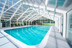Bazén v ubytování Americas Best Value Inn & Suites Lake George nebo v jeho okolí