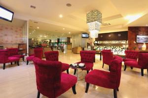 Area lounge atau bar di Lombok Plaza Hotel and Convention