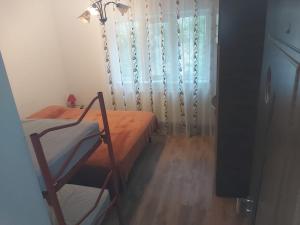 スラニク・モルドバにあるApartament Nemiraの小さなベッドルーム(ベッド1台、窓付)