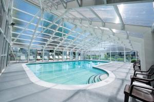 Bazén v ubytování Americas Best Value Inn & Suites Lake George nebo v jeho okolí