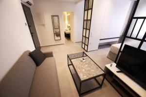 een woonkamer met een bank en een tafel bij K58 Luxury Apartment Monastiraki Metro Station Acropolis Jacuzzi in Athene