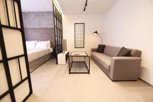 uma sala de estar com um sofá e uma cama em K58 Luxury Apartment Monastiraki Metro Station Acropolis Jacuzzi em Atenas
