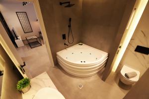 uma casa de banho com banheira e WC em K58 Luxury Apartment Monastiraki Metro Station Acropolis Jacuzzi em Atenas