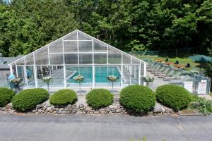 Bazén v ubytování Americas Best Value Inn & Suites Lake George nebo v jeho okolí